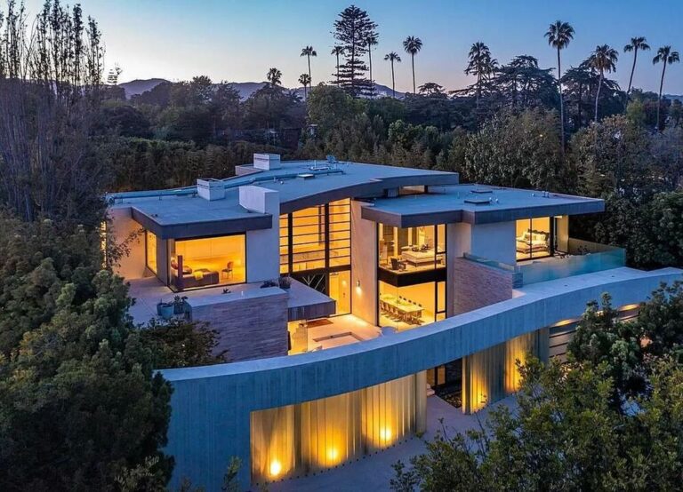 This $21,000,000 Los Angeles Home offers Luxurious Modern Living in Prime Brentwood Park