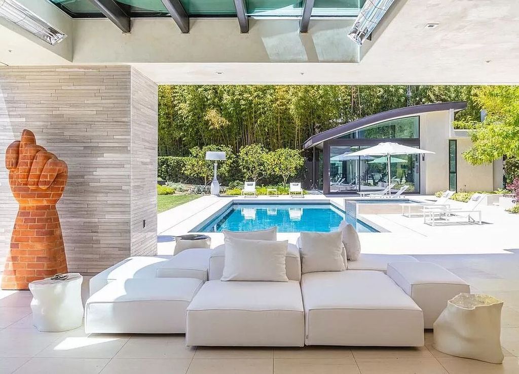 The Los Angeles Home designed by Paul McClean to accommodate both small gatherings and entertaining on grand scale now available for sale. This home located at 12719 San Vicente Blvd, Los Angeles, California