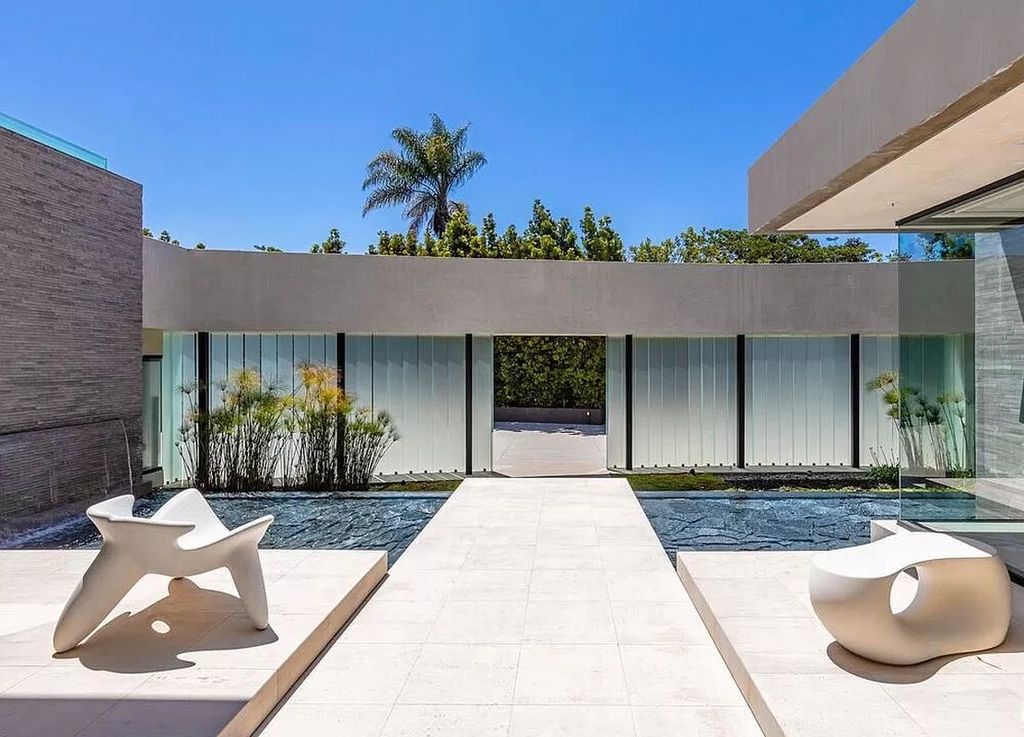 The Los Angeles Home designed by Paul McClean to accommodate both small gatherings and entertaining on grand scale now available for sale. This home located at 12719 San Vicente Blvd, Los Angeles, California