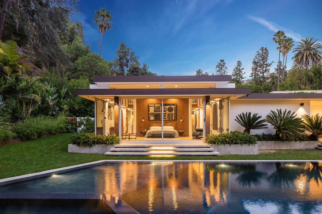 The Beverly Hills Home is a mid-century masterpiece offers the best of both worlds, historic and modern, which lends a living experience unparalleled by contemporary design now available for sale. This home located at 1061 Loma Vista Dr, Beverly Hills, California