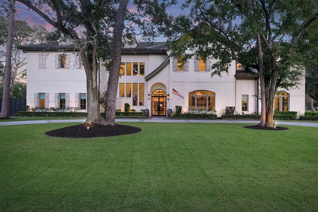 This-4795000-Elegant-Home-in-Houston-has-Spacious-Dining-Room-and-Sheltered-Patios-1