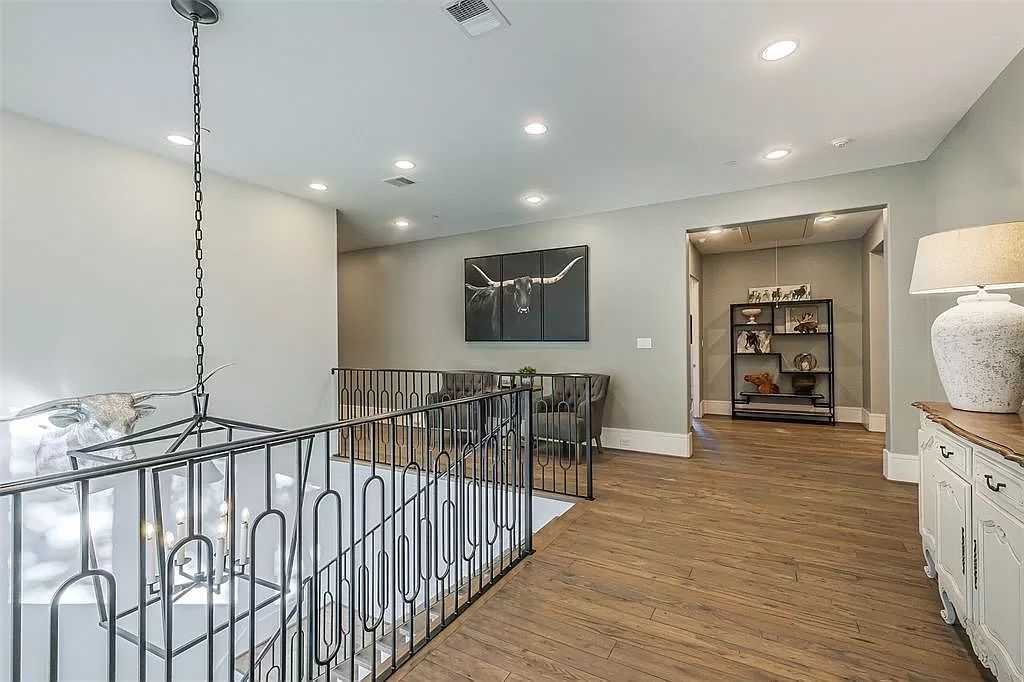 The Home in Houston is a elegant updated estate with Light-filled open floorplan and high end finishes now available for sale. This home located at 350 Tynebridge Ln, Houston, Texas