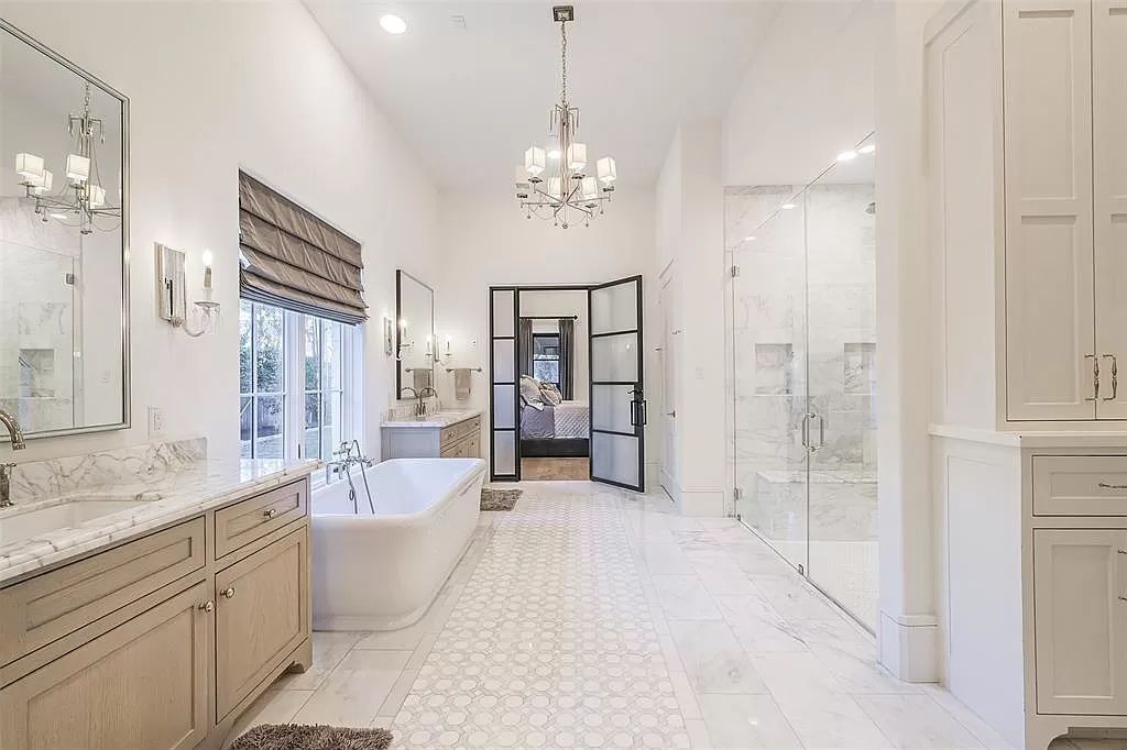 The Home in Houston is a elegant updated estate with Light-filled open floorplan and high end finishes now available for sale. This home located at 350 Tynebridge Ln, Houston, Texas