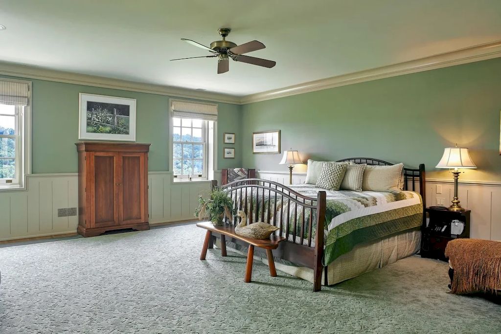 If you would like to find the most vintage green color in the green palette, it must be olive green. This is the perfect color for green bedroom models, combined with a full floor printed carpet with muted floral motifs to bring a feeling of nostalgia, old-fashioned, and extremely relaxing.