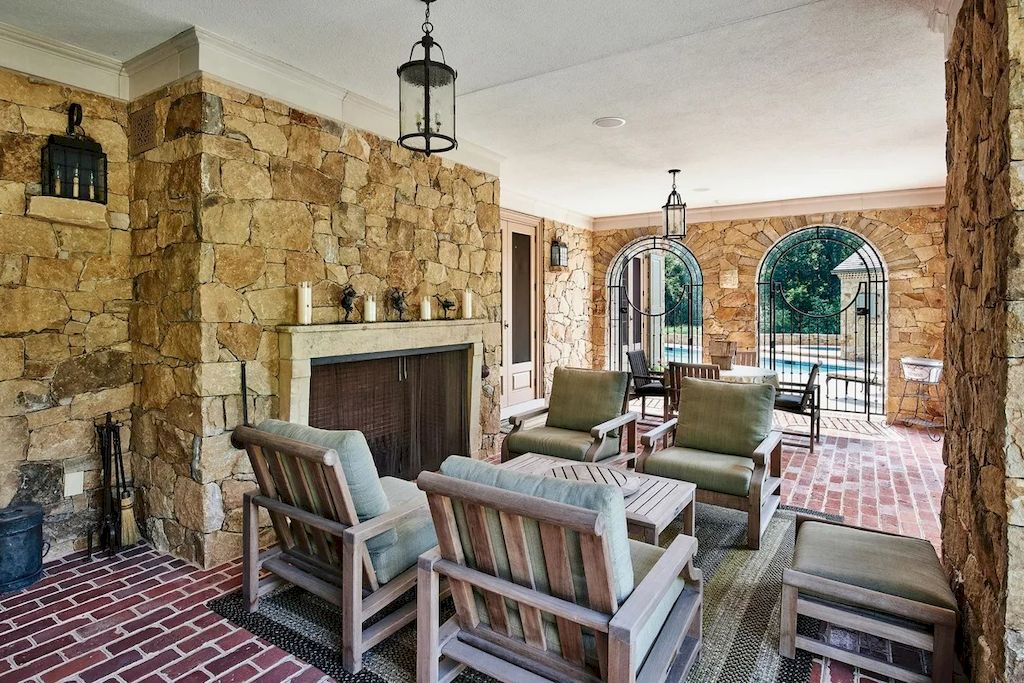 Nothing beats stepping into a cozy room and being close to nature. The homeowner chose furniture that is nostalgic and imprinted with designs from many years ago, in addition to using stone to cover all of the walls. The main door frame, wall lamp, and sofa set are all made of faded wood. The red floor tiles highlight and exalt the entire space, rather than making it pale.