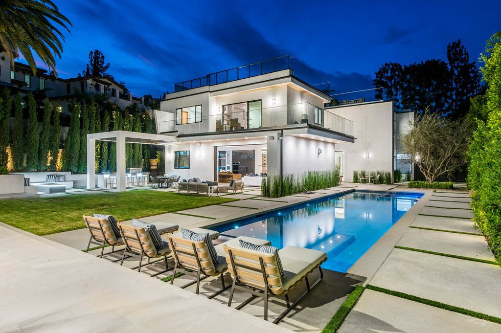 The Encino Home is a new construction contemporary modern estate has an expansive Entertainer’s floor plan and a large sparkling pool now available for sale. This home located at 16908 Bosque Dr, Encino, California
