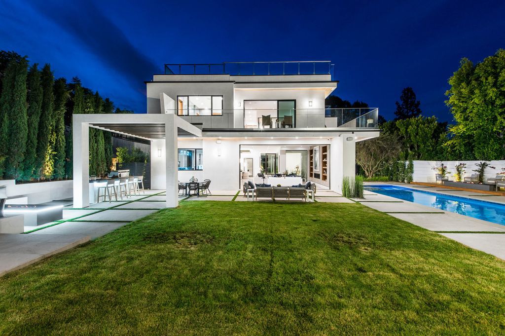 The Encino Home is a new construction contemporary modern estate has an expansive Entertainer’s floor plan and a large sparkling pool now available for sale. This home located at 16908 Bosque Dr, Encino, California