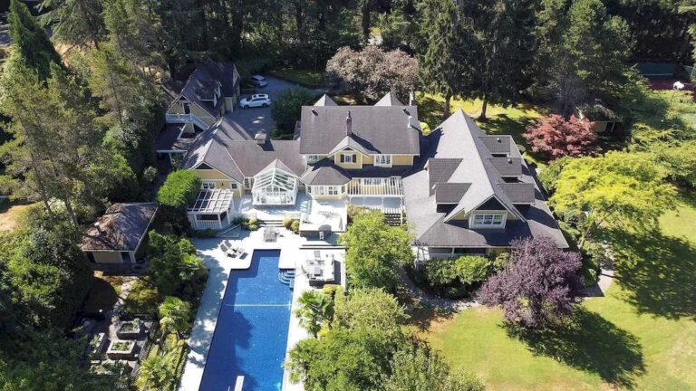 This C$9,880,000 Park-Like Estate in Surrey with Exquisite Landscape is a Family’s Paradise