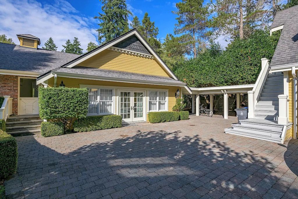 The Park-Like Estate in Surrey is a luxurious home now available for sale. This home located at 13685 30th Ave, Surrey, BC V4P 1V3, Canada