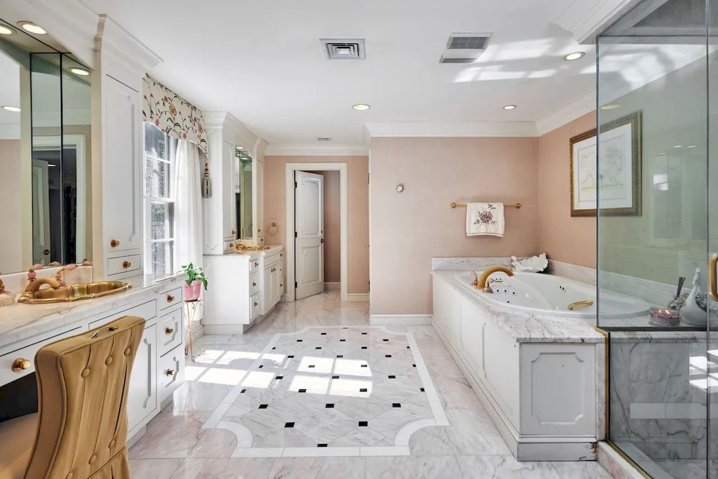 The Home in Pennsylvania is a luxurious home with impressive gated entrance and spacious floor plan now available for sale. This home located at 342 Grays Ln, Haverford, Pennsylvania; offering 07 bedrooms and 10,695 bathrooms with 10,695 square feet of living spaces.