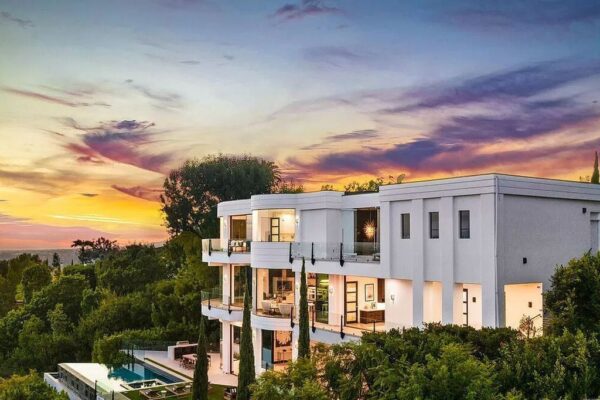 This Ultra-private Expansive Home in Beverly Hills embodies the ...