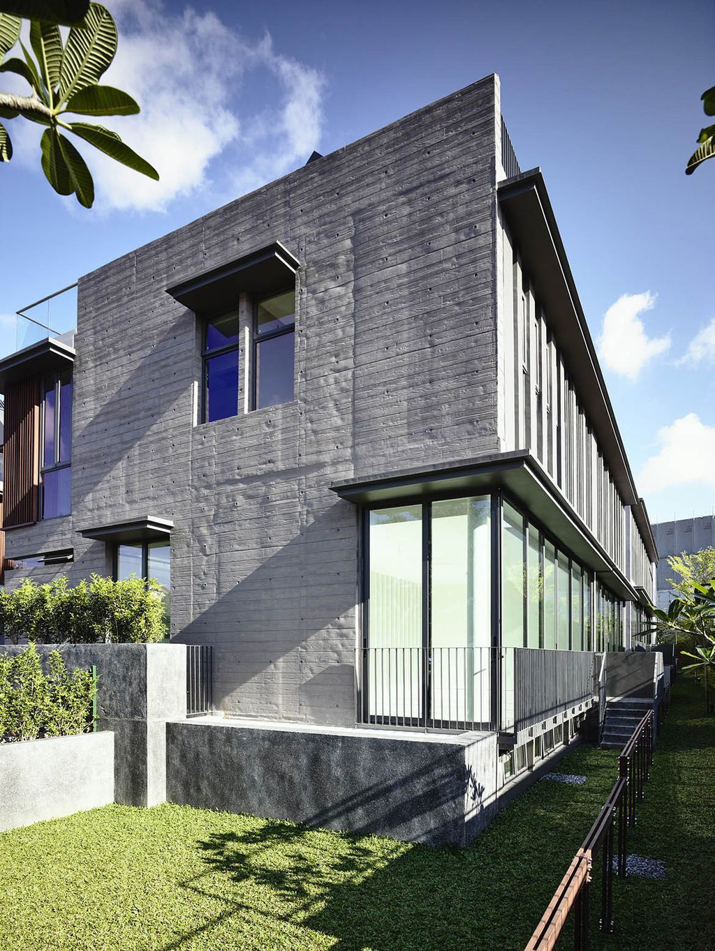 Toh-Crescent-a-Stunning-10-Unit-Cluster-of-Houses-by-HYLA-Architects-16