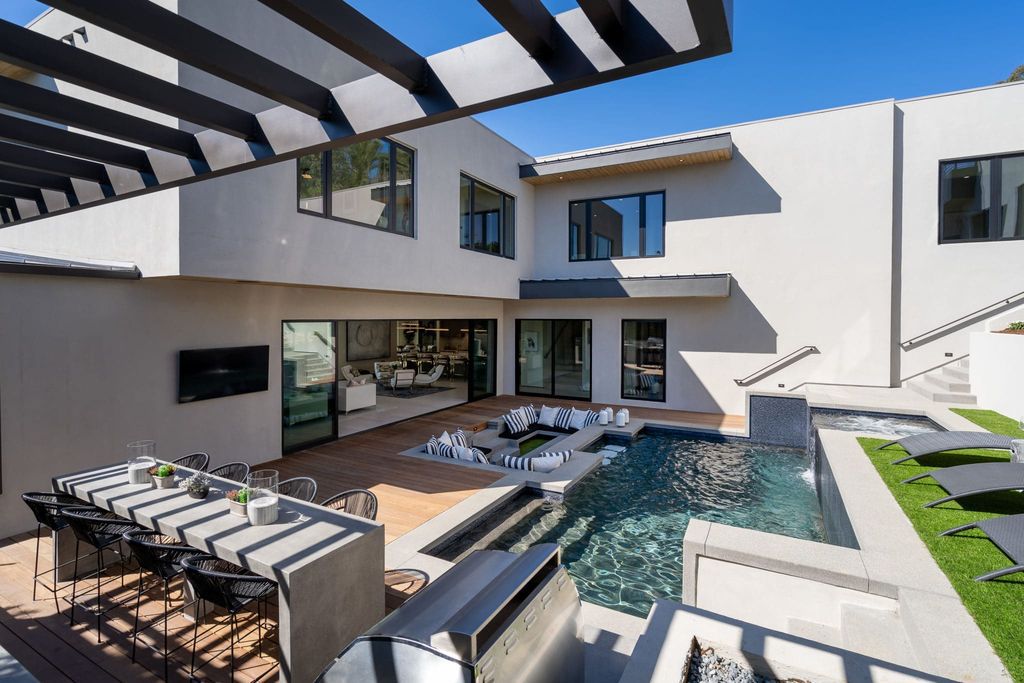 The Home in La Jolla is modern sophisticated estate achieves many aspects of mid-century design while incorporating new modern timeless elements now available for sale. This home located at 6341 Castejon Dr, La Jolla, California