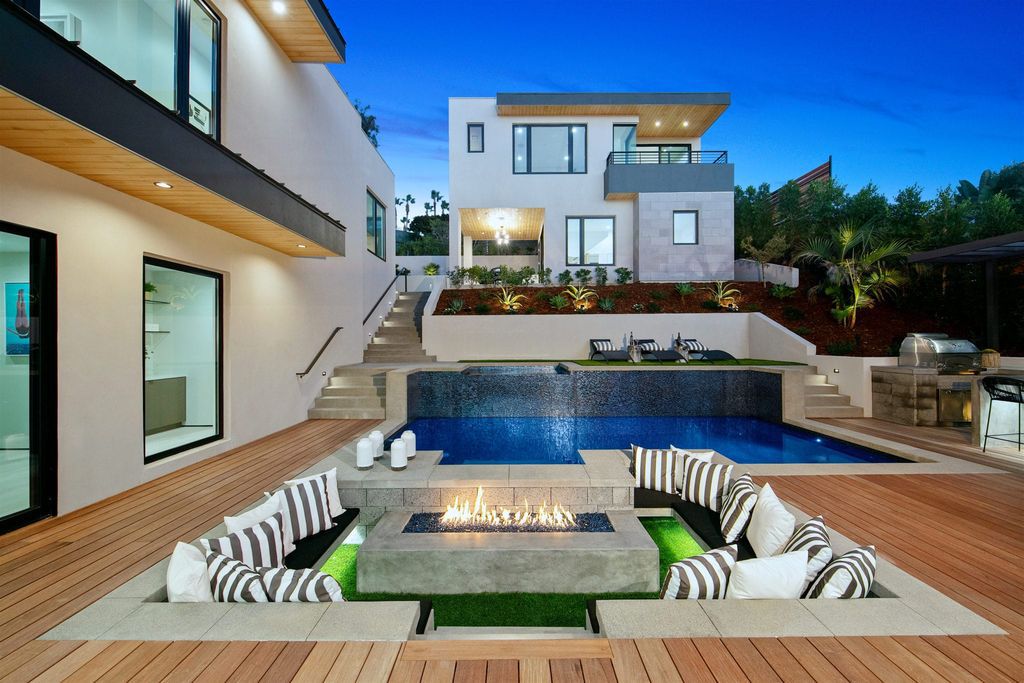 The Home in La Jolla is modern sophisticated estate achieves many aspects of mid-century design while incorporating new modern timeless elements now available for sale. This home located at 6341 Castejon Dr, La Jolla, California