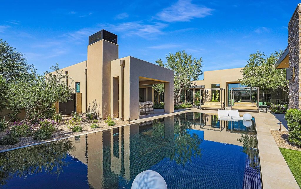 Award Winning Contemporary Home in Scottsdale asks for $4,975,000 with seamless indoor outdoor living