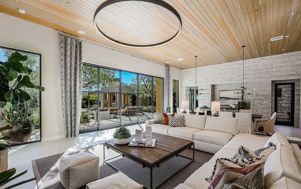 Award Winning Contemporary Home in Scottsdale asks for $4,975,000 with seamless indoor outdoor living