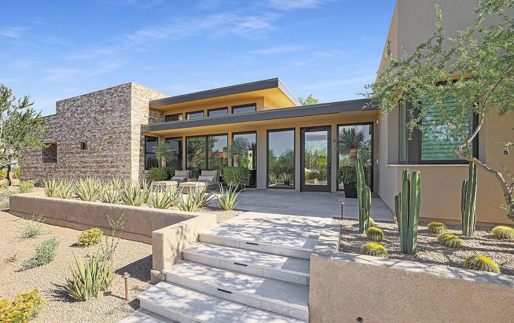 Award Winning Contemporary Home in Scottsdale asks for $4,975,000 with seamless indoor outdoor living