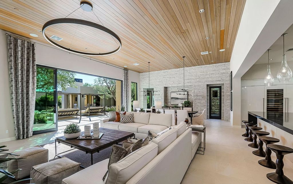 Award Winning Contemporary Home in Scottsdale asks for $4,975,000 with seamless indoor outdoor living