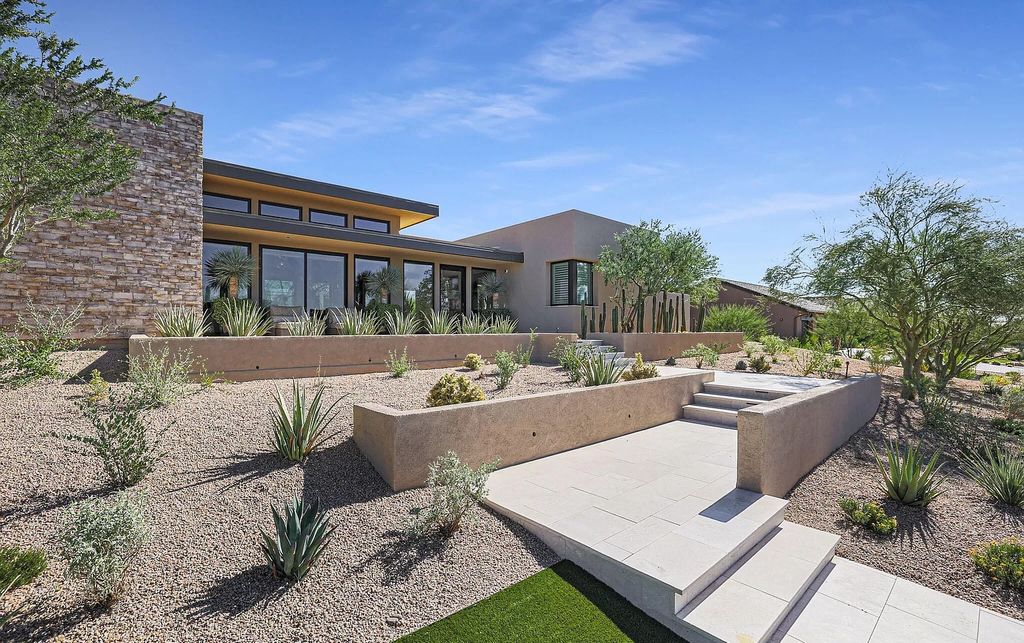 Award Winning Contemporary Home in Scottsdale asks for $4,975,000 with seamless indoor outdoor living