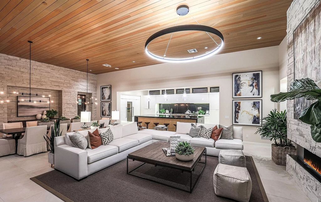 Award Winning Contemporary Home in Scottsdale asks for $4,975,000 with seamless indoor outdoor living