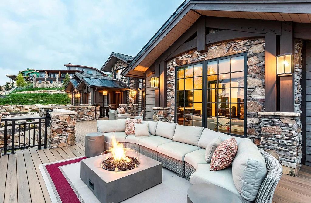 This $4,000,000 outstanding home in Utah offers world class ski resorts and sunset views
