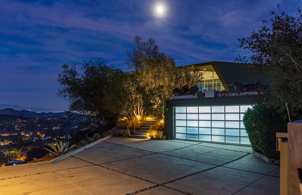 The Los Angeles Home is a hilltop sanctuary nestled on 1.5 picturesque acres perched above Laurel Canyon and built by AIA award-winning architect Hagy Belzberg now available for sale. This home located at 8520 Skyline Dr, Los Angeles, California