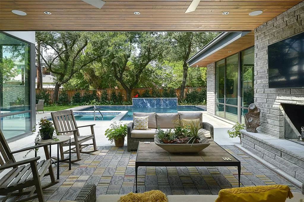 An-Artfully-Constructed-Home-in-Dallas-features-Stunning-Interiors-for-Sale-at-3400000-9