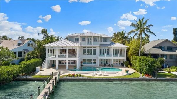 An Impressive Home in Captiva with Panoramic Bay Views