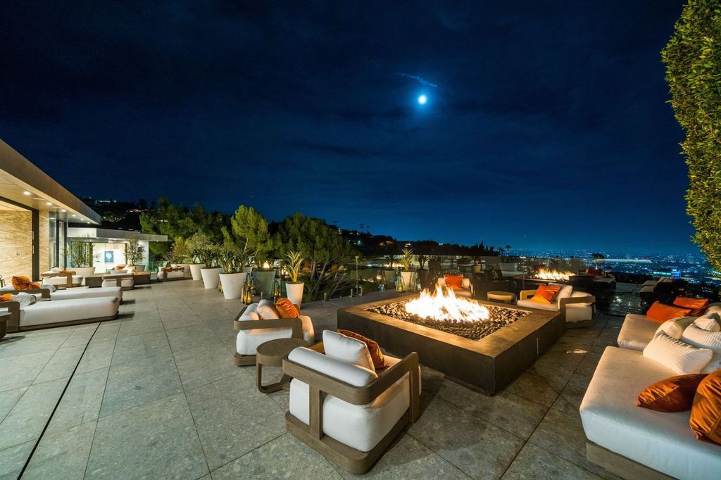 Brand-New-Mega-Mansion-in-Los-Angeles-with-Endless-Views-hits-Market-for-77000000-17