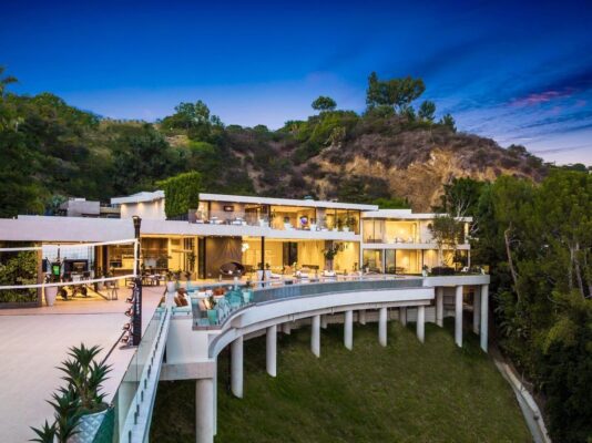 A Modern Oasis with Breathtaking Views in Los Angeles hits the Market for $68,000,000