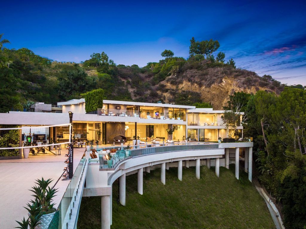 The Mansion in Los Angeles is a newly constructed masterpiece perched on the hills of the Bird Streets with breathtaking views now available for sale. This home located at Los Angeles, California