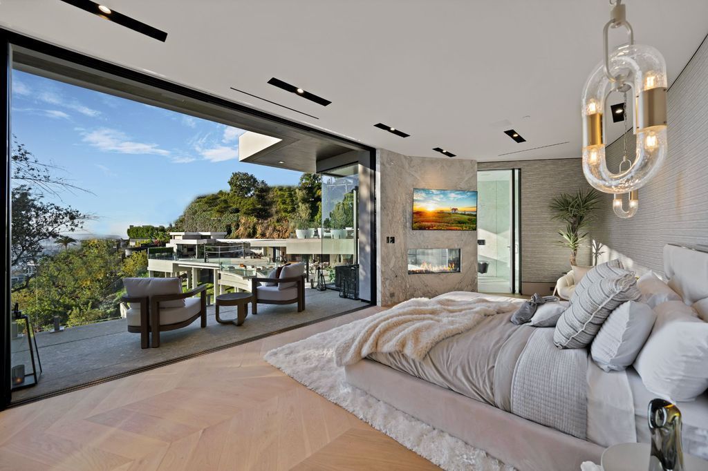 Brand-New-Mega-Mansion-in-Los-Angeles-with-Endless-Views-hits-Market-for-77000000-28