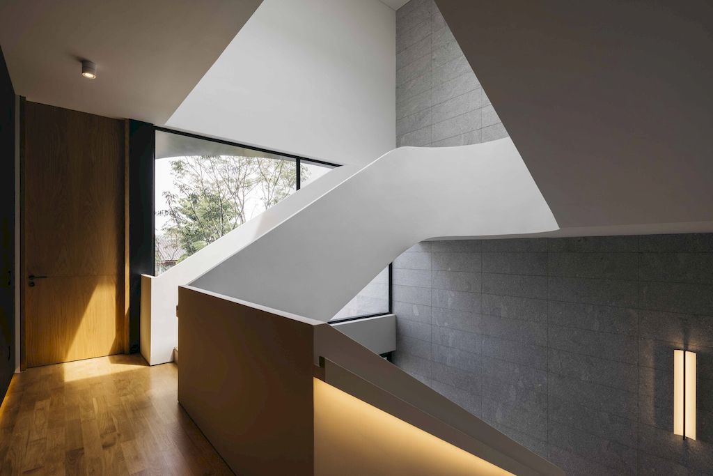 Chord House, a Unique Design with Curved Courtyard by Ming Architects