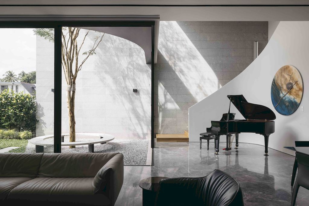 Chord House, a Unique Design with Curved Courtyard by Ming Architects