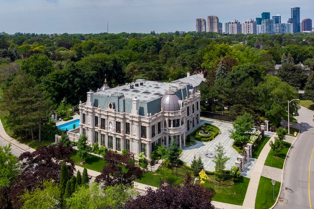 The Mansion in Ontario is a luxurious home now available for sale. This home located at 30 Fifeshire Rd, Toronto, ON M2L 2G6, Canada
