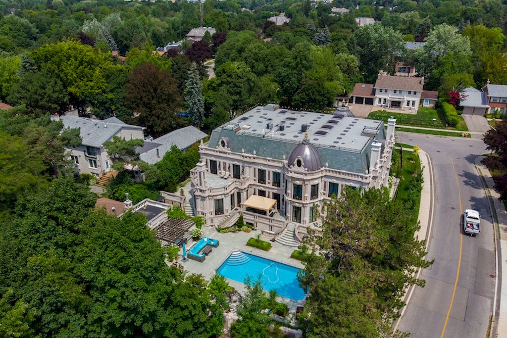 The Mansion in Ontario is a luxurious home now available for sale. This home located at 30 Fifeshire Rd, Toronto, ON M2L 2G6, Canada