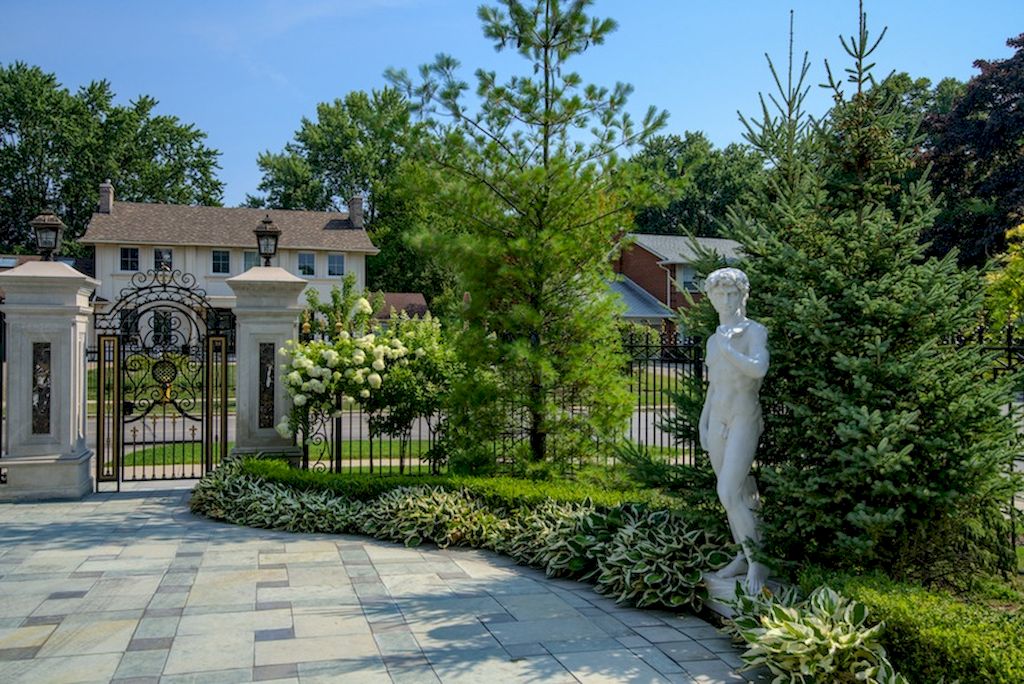 The Mansion in Ontario is a luxurious home now available for sale. This home located at 30 Fifeshire Rd, Toronto, ON M2L 2G6, Canada