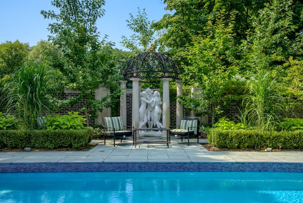 The Mansion in Ontario is a luxurious home now available for sale. This home located at 30 Fifeshire Rd, Toronto, ON M2L 2G6, Canada