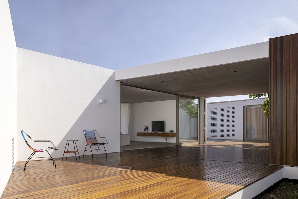 Couri House, Elegant single-story one by ARQBR Arquitetura e Urbanismo