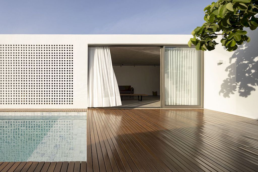 Couri House, Elegant single-story one by ARQBR Arquitetura e Urbanismo