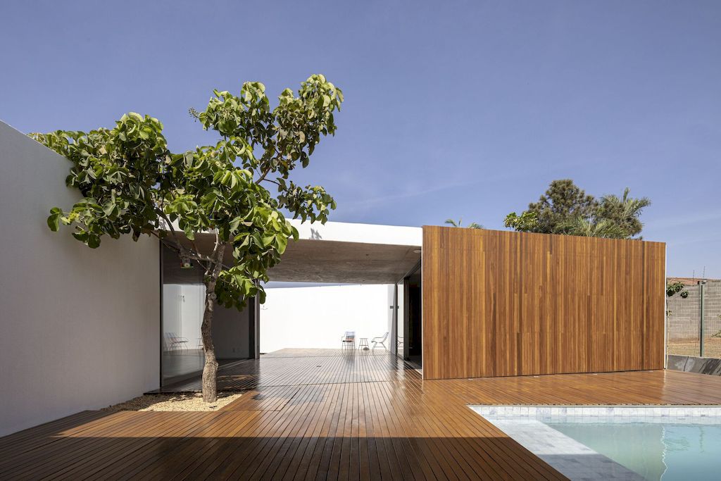 Couri House, Elegant single-story one by ARQBR Arquitetura e Urbanismo