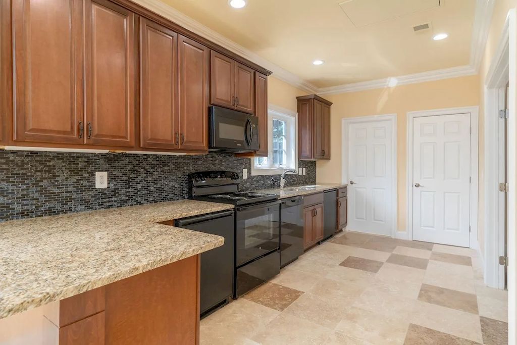 A one-wall kitchen layout has all the cabinets and appliances on a single wall. This creates a minimalist style that is perfect for people who want to make the most of their space. You can add a kitchen island or breakfast bar to this layout to increase workspace and storage. It's a great option for those who want a functional kitchen that is easy to maintain and clean.