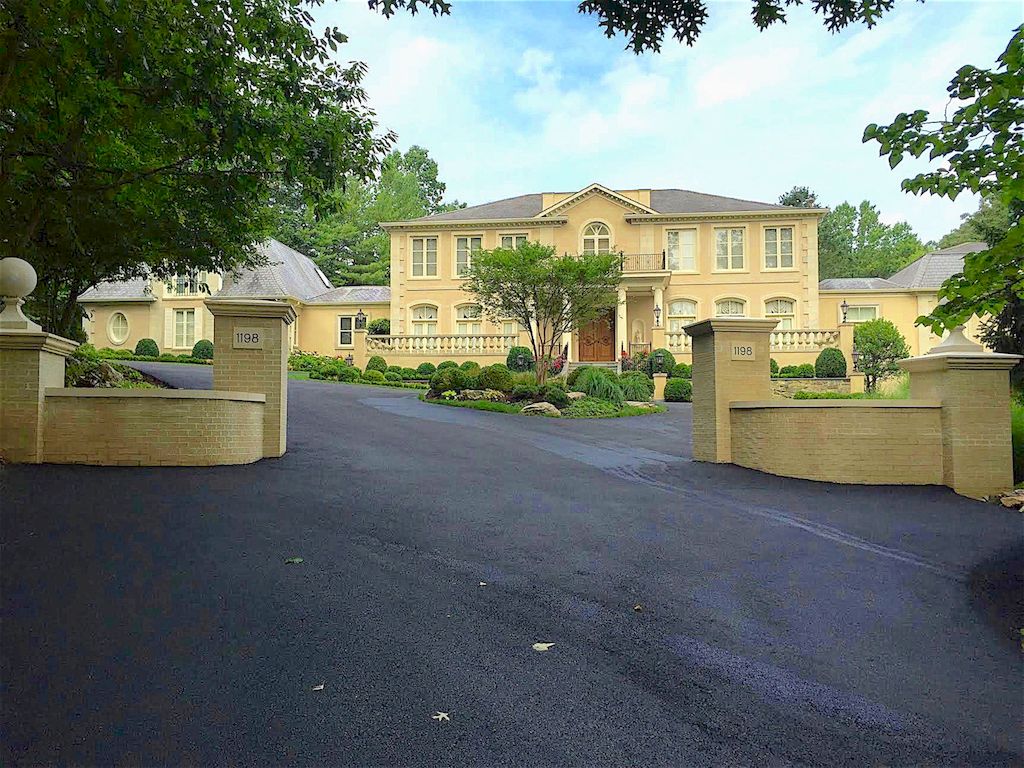 Elegant-Gated-Property-Enjoys-Landscaped-Grounds-and-Spectacular-Pool-in-Virginia-Listed-for-4350000-46