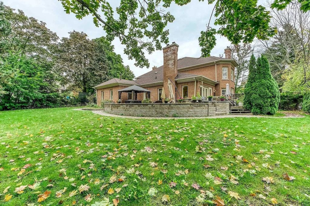 The Georgian Style Home in Ontario is a luxurious home now available for sale. This home located at 46 Byron St, Oakville, ON L6J 7P9, Canada