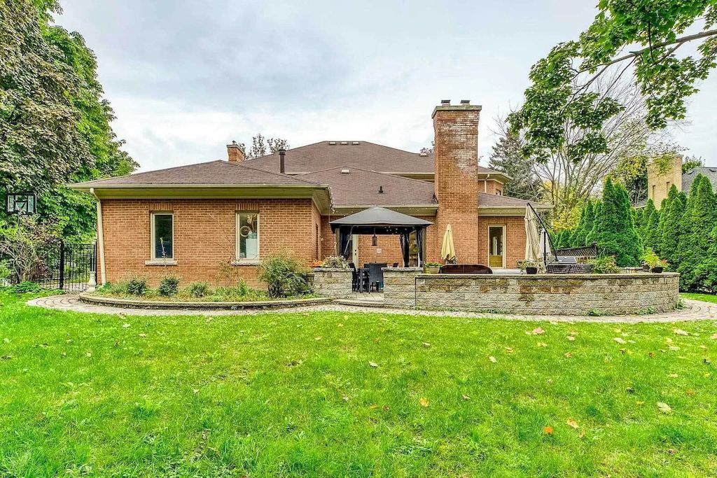 The Georgian Style Home in Ontario is a luxurious home now available for sale. This home located at 46 Byron St, Oakville, ON L6J 7P9, Canada