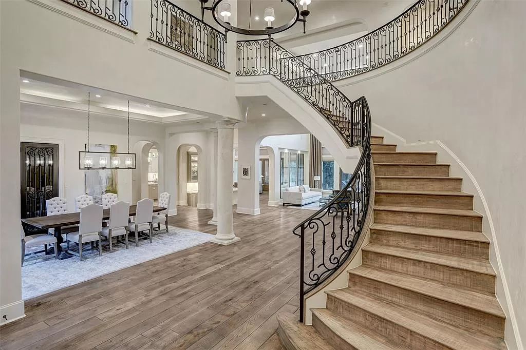 The Home in Houston is an Incredible residence with wonderful outdoor spaces including great pool, dining pavilion and summer kitchen now available for sale. This house located at 11719 Greenbay Dr, Houston, Texas