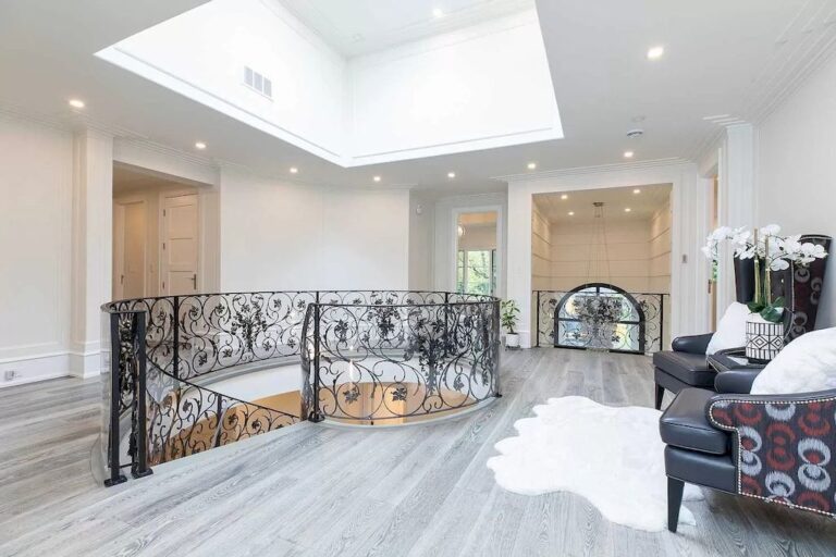 Magnificent Home In Desirable Lorne Park, Ontario Asks for C6,988,000