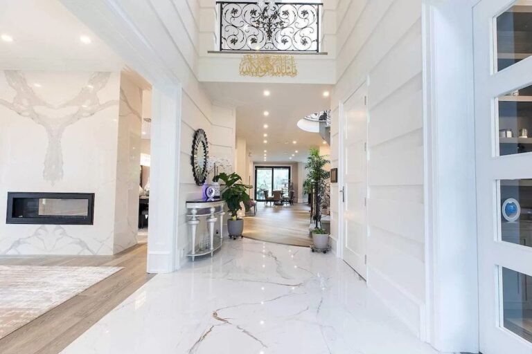 Magnificent Home In Desirable Lorne Park, Ontario Asks for C6,988,000