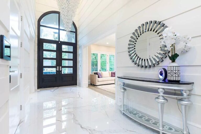 Magnificent Home In Desirable Lorne Park, Ontario Asks for C6,988,000