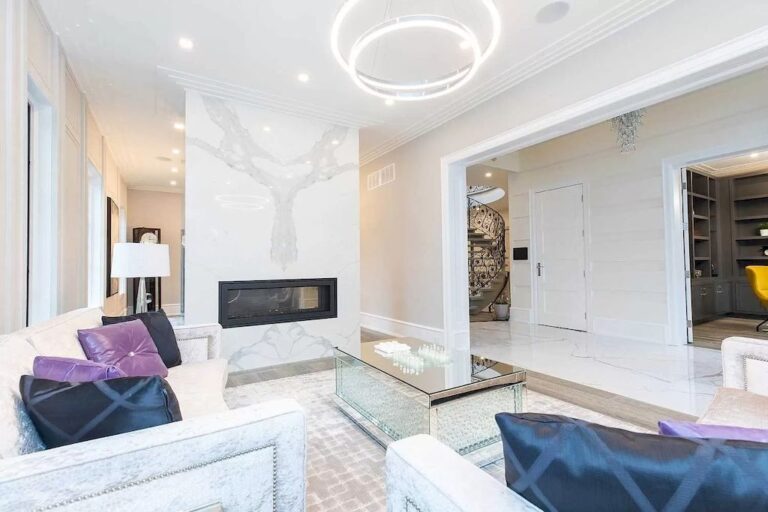 Magnificent Home In Desirable Lorne Park, Ontario Asks for C6,988,000